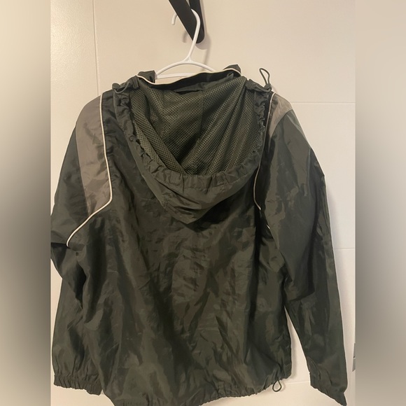 Green medium r&r windbreaker/rain jacket in great condition - Picture 4 of 6